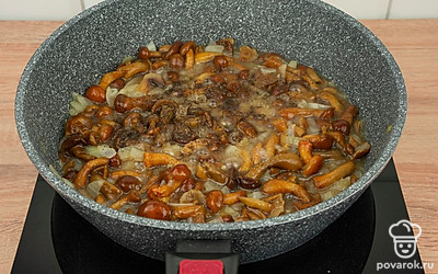 Добавьте в сковороду грибы и жарьте еще 5 минут. Посолите и поперчите грибы с луком по вкусу.