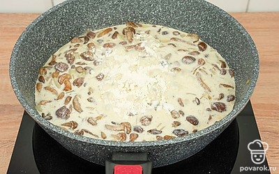 Влейте в сковороду сливки и добавьте муку. Тщательно все перемешайте, чтобы не было комочков.