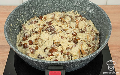 Доведите соус до кипения и убавьте огонь. Тушите соус несколько минут до загустения, а затем снимите с огня.