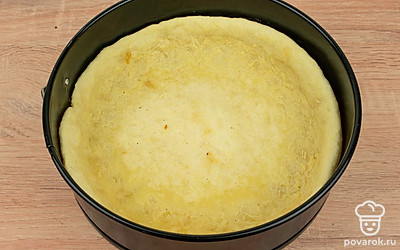 Охлажденное тесто раскатайте до толщины 4-5 мм и выложите в форму для пирога. Отправьте основу выпекаться в духовку на 20 минут.