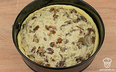 Когда основа будет готова, переложите в нее начинку и равномерно распределите.