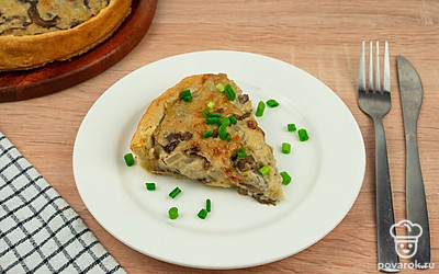 Подайте пирог с грибами, украсив тонко нарезанным зеленым луком. Приятного аппетита!