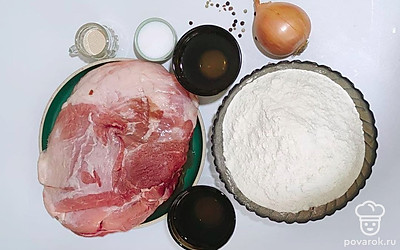 Выставите все продукты по списку ингредиентов. Приготовьте посуду, которой будете пользоваться. Если у Вас нет готового фарша, то измельчите с помощью мясорубки свинину в фарш. Нужное количество муки просейте.