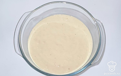 Готовим тесто, сделайте опару, положите в глубокую миску дрожжи 2 ложки муки, воду и оставьте на 10 минут. Когда опара готова насыпьте всю остальную муку и замесите тесто, постепенно наливайте растительное масло 50 мл и месите тесто 15 минут. Затем отправьте тесто в теплое место на 60 минут.