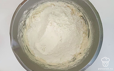 К готовому фаршу добавляем лук пропущенный через мясорубку, соль и перец по вкусу.