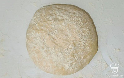 Тесто разделите на кусочки, затем сформируйте круглые шарики. Каждый шар раскатайте в пласт по середине положите готовый фарш и сформируйте пирожок, хорошо защипывая края.