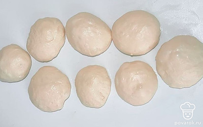 В раскаленной сковороде нагрейте растительное масло и ставьте пирожки обжаривать с двух сторон на медленном огне до золотистой корочки.