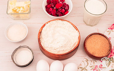 Отмерьте все ингредиенты. Малину ополосните холодной водой, откиньте на дуршлаг и обсушите. Вместо свежей малины вы можете взять и замороженную. Разогрейте духовку до 180 °С.