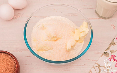 Приготовьте тесто. Для этого в глубокую миску просейте муку, добавьте нарезанное кубиками сливочное масло, соль, сахар и разрыхлитель.