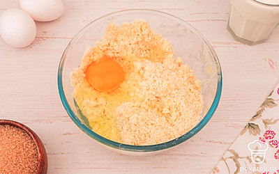 Разотрите сухие ингредиенты с маслом до состояния крошки. Затем добавьте одно куриное яйцо.