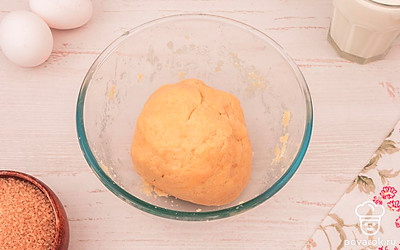 Замесите тесто. Разминайте его до тех пор, пока оно не станет отлипать от стенок миски. Тесто должно получиться однородным и эластичным. Сформируйте из теста шар.