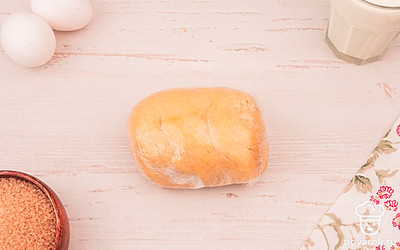 Заверните тесто в пленку и уберите в холодильник на 30 минут.