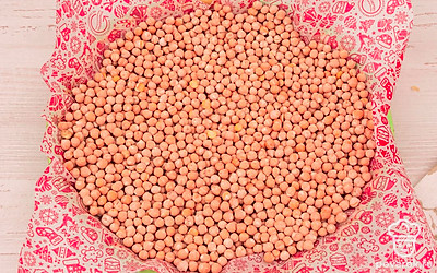 Сделайте в основе множественные проколы при помощи вилки. Застелите основу пергаментом и засыпьте горохом. Это необходимо для того, чтобы основа пирога сохранила свою форму при выпекании. Отправьте корж выпекаться в духовку на 20 минут.