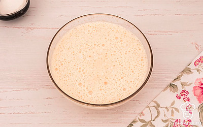 Тем временем приготовьте заливку для пирога. В глубокой миске взбейте яйца с сахаром до пышной пены. Добавьте сливки и снова взбейте.