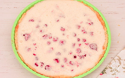 В готовую песочную основу выложите малину, залейте все сливочно-яичной смесью.