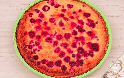 Отправьте пирог выпекаться в духовку на 30-40 минут. По готовности достаньте его и дайте немного остыть. Извлеките пирог из формы.