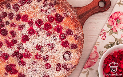 Украсьте пирог сахарной пудрой по желанию. Готово. Приятного аппетита!