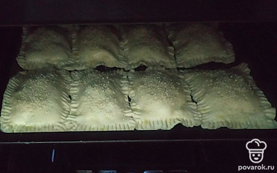 Смажьте верхушки, полученных пирогов, яичным желтком и посыпьте кунжутом. Выпекайте при температуре 200 градусов 25 минут.