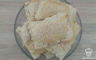 Подавайте разрезанным на части, с овощами и зеленью. Украсьте семенами кунжута или других злаков. Так же пироги можно подать с чаем или квасом.