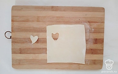 Слоеное тесто нарежьте на небольшие квадраты размером 10*10 см. Слегка раскатайте их скалкой в одном направлении, чтобы не нарушить структуру слоеного теста.