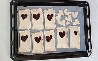 Разогрейте духовку до температуры 175-180 ℃ и выпекайте пирожки около 25-30 минут. Если Вы решили приготовить такие пирожки из дрожжевого слоеного теста, перед выпечкой дайте тесту немного подойти.