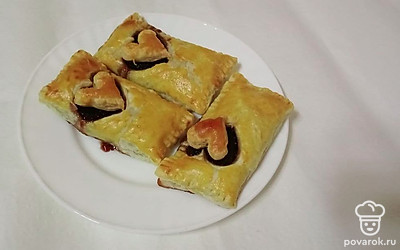 Подавайте слоеные пирожки со смородиновым джемом к чаю или кофе.