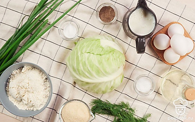 У капусты удалите верхние листы, срежьте кочерыжку. Яйца для начинки отварите и почистите, затем натрите на терке. Зеленый лук и укроп вымойте, обсушите на бумажных полотенцах. Укроп измельчите. Заранее достаньте кефир из холодильника, он должен быть комнатной температуры. Приготовьте форму для выпечки. Разогрейте духовку до 180 градусов.