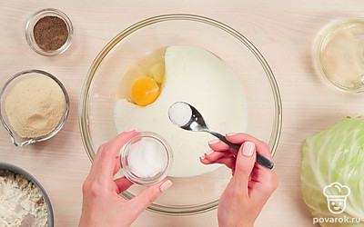 Замесите тесто. В глубокую миску разбейте яйца, добавьте кефир, соду, соль, взбейте. Затем порционно введите муку, постоянно помешивая, влейте подсолнечное масло, добавьте соль. Замесите жидкое тесто, по консистенции напоминающее блинное. Оставьте на 10-15 минут.