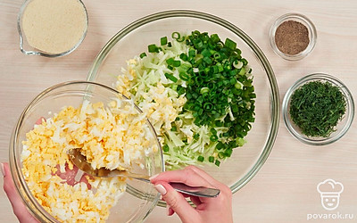 Измельчите продукты и приготовьте начинку. Капусту нарежьте произвольно, тонкими полосками или кубиками. Лук нарежьте кольцами. Соедините капусту, лук и яйца и перемешайте.