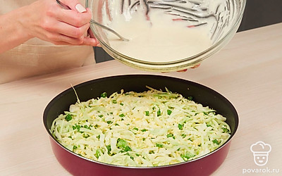 Соберите пирог и испеките его. Форму посыпьте панировочными сухарями, распределите половину теста, выложите начинку, залейте оставшимся тестом. Сверху присыпьте рубленым укропом. Поставьте выпекаться на 45 минут.