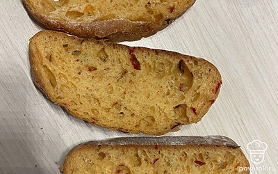 Хлеб нарежьте и сделайте тосты, либо обжарьте с двух сторон.