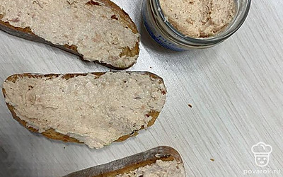 Смажьте тосты рийетом из тунца, либо рубленным тунцом.