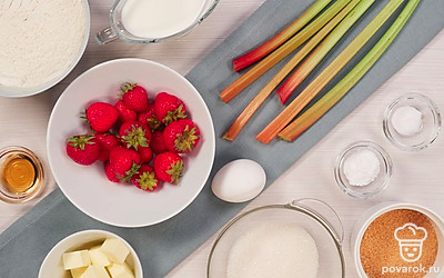 Клубнику переберите, удалите листики, хорошо промойте и отряхните от лишней влаги. Стебли ревеня вымойте, обсушите и обрежьте концы. Подготовьте форму и пергамент для выпечки. Совет: удобно будет воспользоваться разъемной формой для выпечки, чтобы было легко вынуть из нее готовый пирог.