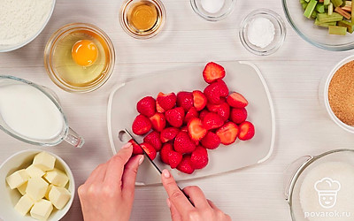 Подготовьте клубнику и ревень. Клубнику порежьте на 2 или 4 части в зависимости от размера ягод. Если ягода мелкая, оставьте ее целой. С ревеня тонко снимите кожицу и порежьте на небольшие кусочки около 1,5-2 см.