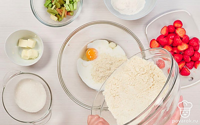 Замесите тесто для пирога. 150 г муки смешайте с содой и разрыхлителем. Затем добавьте 30 г сливочного масла комнатной температуры и перетрите руками в крошку. В отдельной емкости смешайте кефир, яйцо и ванильную эссенцию. В кефирную смесь добавьте белый сахар и всыпьте мучную крошку. Быстро замесите тесто.