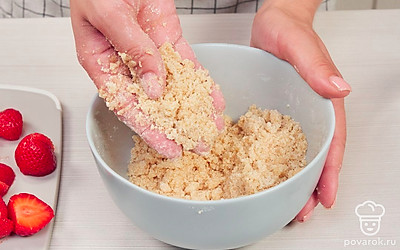 Приготовьте штрейзельную крошку. Смешайте в небольшой миске 60 г муки, 40 г сливочного масла и коричневый сахар. Руками перетрите смесь в крошку.
