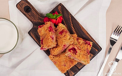 Нежный и достаточно рыхлый пирог с клубникой и ревенем подайте на десерт чуть остывшим, посыпав сахарной пудрой и украсив веточкой свежей мяты. К такому пирогу идеально подойдет стакан холодного молока.