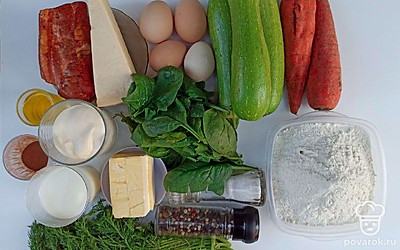 Нарежьте грудинку тонкими пластинками. Очистите морковь, хорошо промойте и натрите на крупной терке. Вымойте кабачок, срежьте кожуру и нарежьте средними кубиками. Шпинат и укроп промойте и мелко нарежьте. На крупной терке натрите сыр.