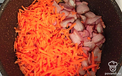 Обжарьте на разогретой сковороде грудинку до легкой прозрачности. Если грудинка не слишком жирная, добавьте немного растительного масла. К обжаренной грудинке добавьте морковь и протушите в течение 5 минут. Добавим в сковороду кабачок и тушите еще 4 минуты. Оставьте в сковороде остывать приготовленную начинку.