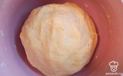 Далее приготовьте тесто: просейте муку и натри на крупной терке в муку охлажденное сливочное масло. Быстро перетрите руками сливочное масло с мукой в крошку. Добавьте яйцо и вымешайте тесто. Из теста сформируйте шар.