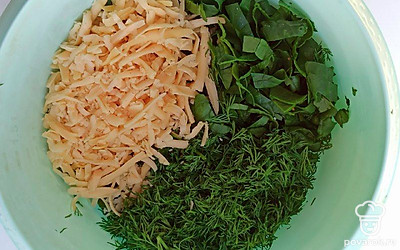 В глубокую миску разбейте яйца, добавьте сметану и взбейте венчиком до однородности. Затем добавьте молоко, соль, перец и натертый мускатный орех. Перемешайте до однородности. Добавьте шпинат и укроп. Выложите туда же половину сыра и перемешайте.