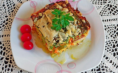 Киш лучше подавать горячим, тогда сохранится вся насыщенность соуса. Также можно добавить к подаче свежую зелень и помидоры черри или же приготовить салат из свежих овощей в качестве гарнира. При желании кусок пирога можно полить сметаной.