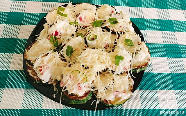 Сочные кабачки с помидором, сыром и чесноком — Рецепт с фото
