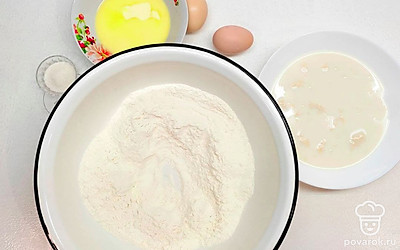 В теплое молоко насыпьте 1 ст. л. сахара и покрошите мокрые дрожжи. Перемешайте и дайте подняться до пенной шапки.