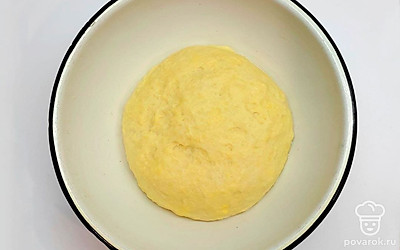 Далее в муку добавьте дрожжи с молоком. Разделите 1 яйцо на белок и желток. В тесто понадобится 1 целое яйцо и желток. Насыпьте соль и оставшийся сахар, перемешайте и добавьте растопленное сливочное масло. Замесите тесто и оставьте на 1,5 часа.