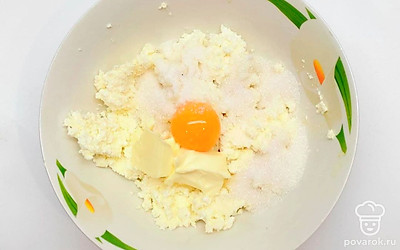 Приготовьте начинку для пирожков. К творогу добавьте яйцо, сахар и масло сливочное, перемешайте. Затем поднявшее тесто разделите 8-9 частей. Сделайте кружочки и поставьте их на противень. Дайте им 40 минут, чтобы поднялись.