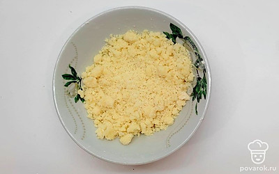 В миску добавьте муку, масло сливочное, ванильный сахар и перемешайте в мелкую крошку. В каждом кружочке сделайте посередине дырочку для начинки. В эту дырочку положите 2 ст. л. творожной начинки.