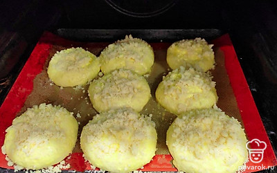 Смажьте пирожки яично-молочной смесью, сверху посыпьте мелкой крошкой. Затем поставьте в разогретую до 200 °C духовку на 25-30 минут.