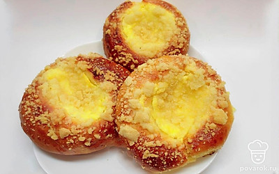 При подаче пирожки можно полить ягодным сиропом или растопленным шоколадом.