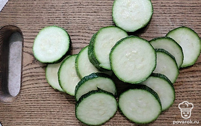 Нарежьте кружочками вымытый кабачок. Добавьте соль по вкусу.